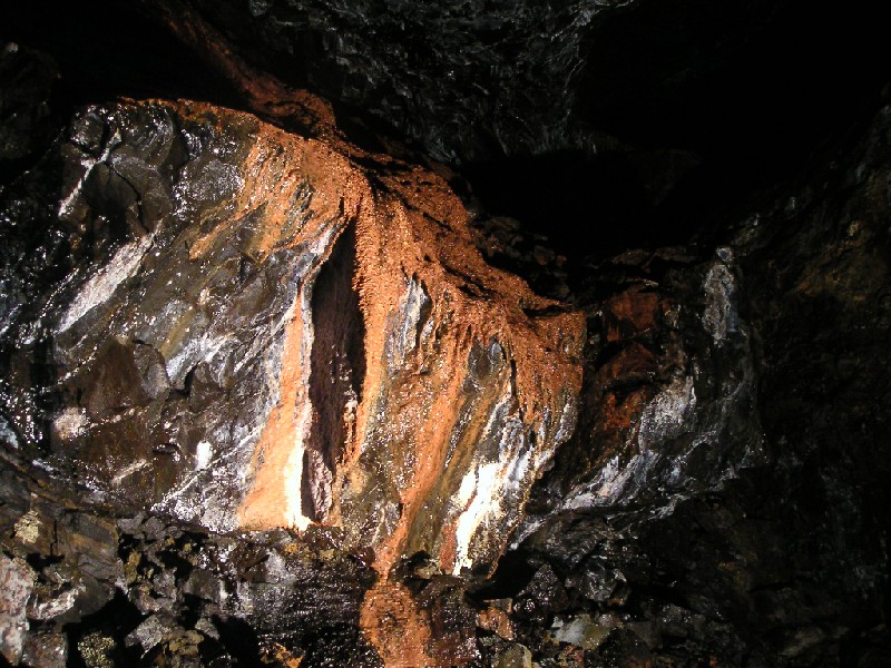 ghg_stopeend_calciteflow.jpg - Again at the stope end, this large calcite flow could be seen.