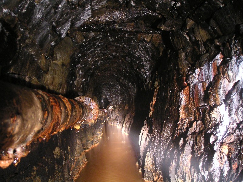 ghgl_levelandairpip2.jpg - The passage way just before the choke of the ochre chamber, again the ever present air pipe.