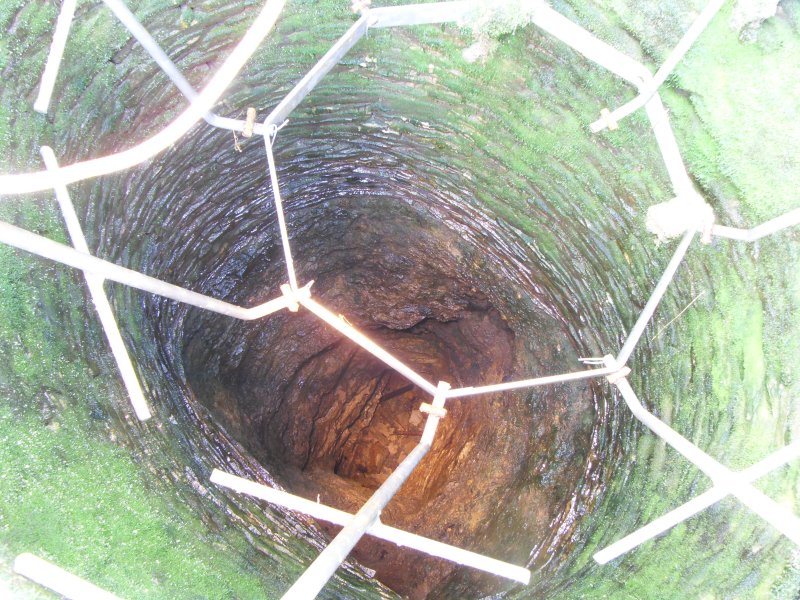 29_oms_viewdown.jpg - Old Man's Workings Shaft: View down the second shaft.