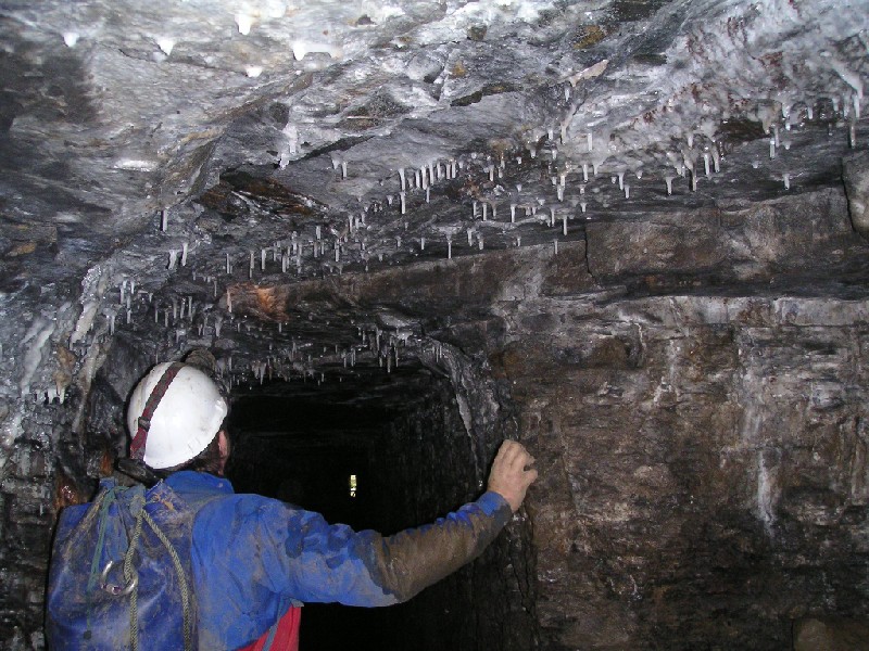 hll_stals_entrancepassage.jpg - Not to far into the mine, a nice formatin of calcite. You can still see the day light.