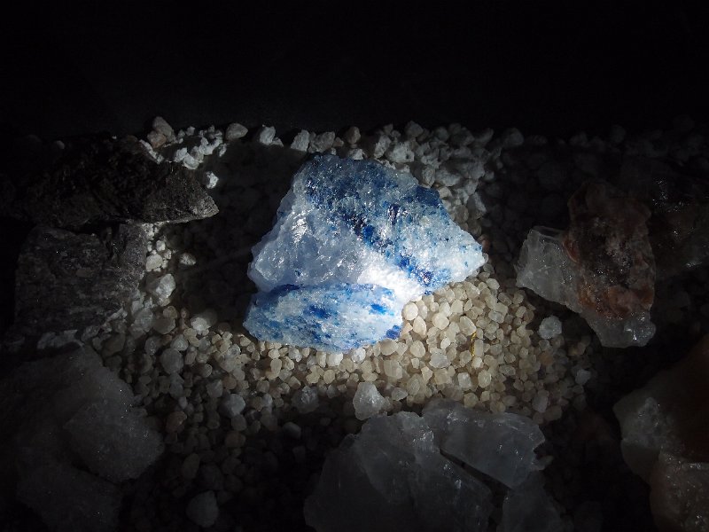 P5200642.JPG - Specimen of blue rock salt.