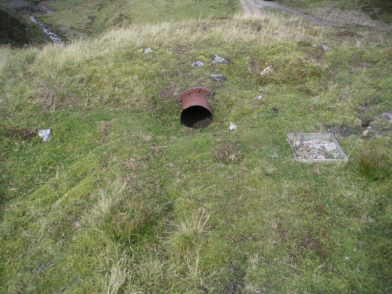 mc_wpipeattopofslope.jpg - Water pipe at the top of the slope, it is buried and emerges at the bottom.