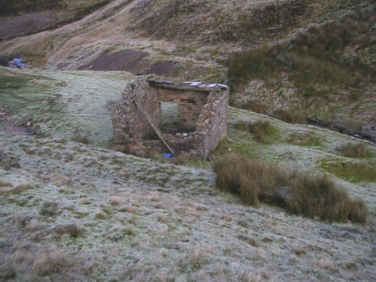 middlecleughshop1.jpg - The ruined Middlecleugh mine workshop in 2005.