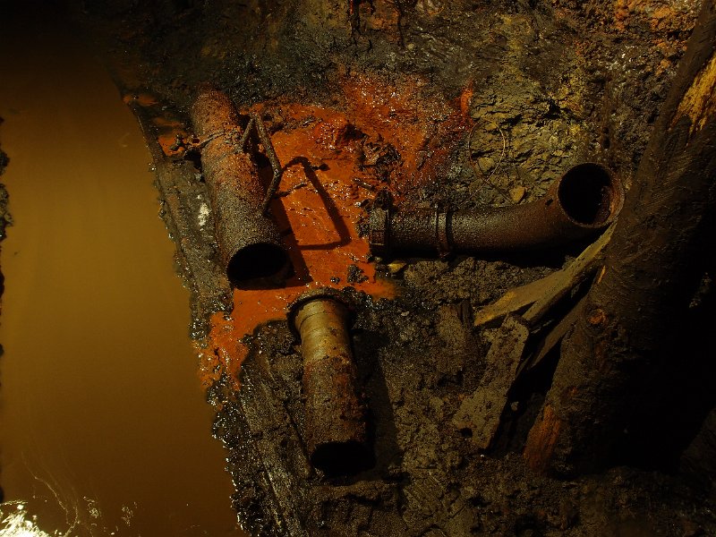 P6123873.JPG - Airpipes and very rich ochre flow.