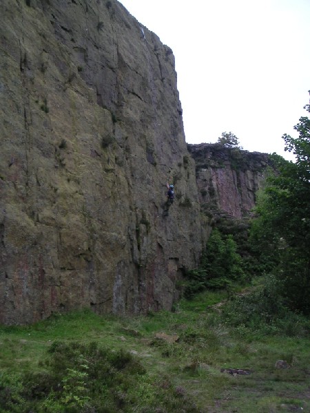 wilton1_theprow9.jpg - Charlie about a thrid of the way up the Prow in Wilton 1 Quarry. The drop is 17m.
