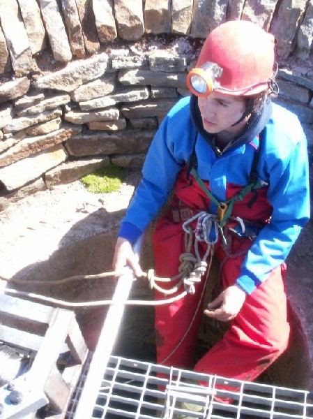 winchtesting16m_shaft_5.jpg - Ambrose ready to go down for the second time.