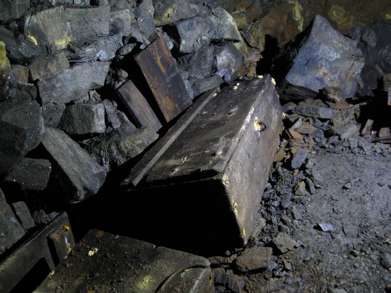 IMG_2262.jpg - The nest of explosive boxes.