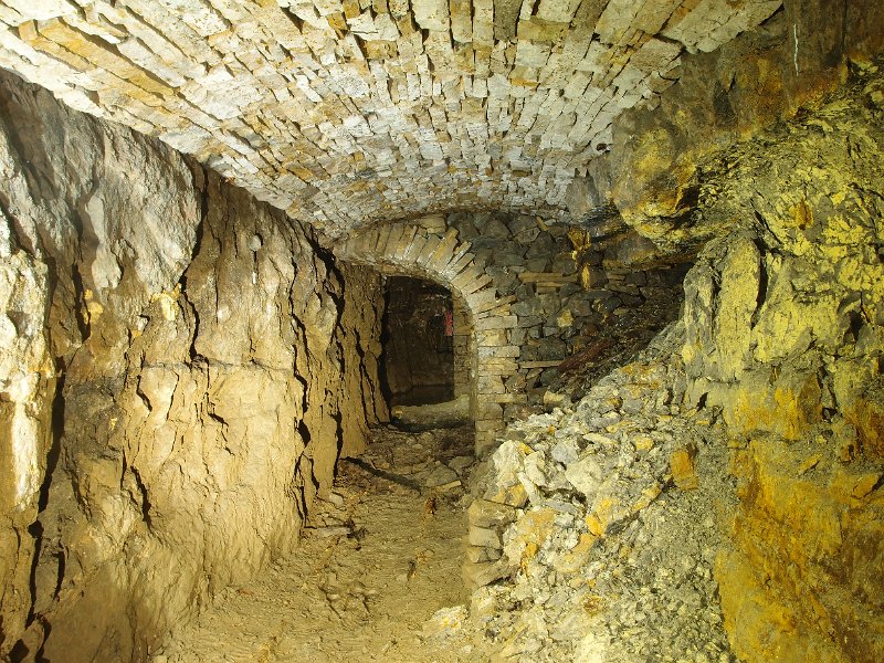 PB124706.JPG - Wide arching and just in the background, Roy Fellow's Union Jack flag.