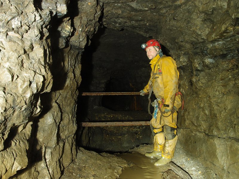 PB124707.JPG - Deep shaft at the flag junction. The way across the shaft is a crosscut with a bad warning (the air's been bad since the digs). The sump goes to the Quarry Hazle Level.