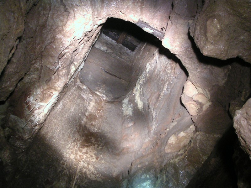 sr_shakinggulflookingup.jpg - Looking down up into the capped shaft in Shaking Gulf from the ledge. The shaft is 22.5m.
