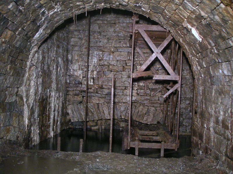 sfl_04_cagelevel2.jpg - The access passage to the cages and the top of the now flooded shaft.