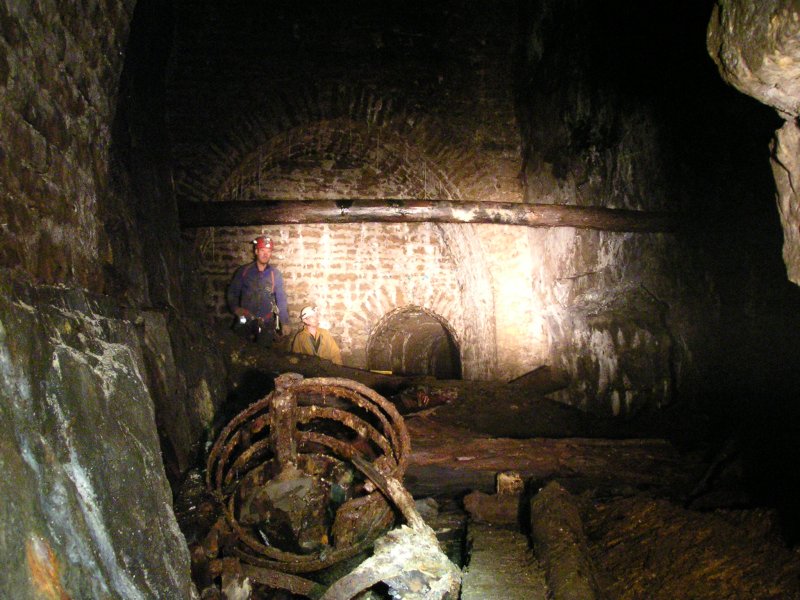 sc_barons_sump8.jpg - View from the other side of the chamber. Here you can see an old kibble and the passage we came in from.