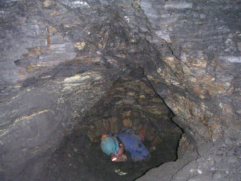 sc_carrsxv_collapse2.jpg - Charlie passing through a collapse.