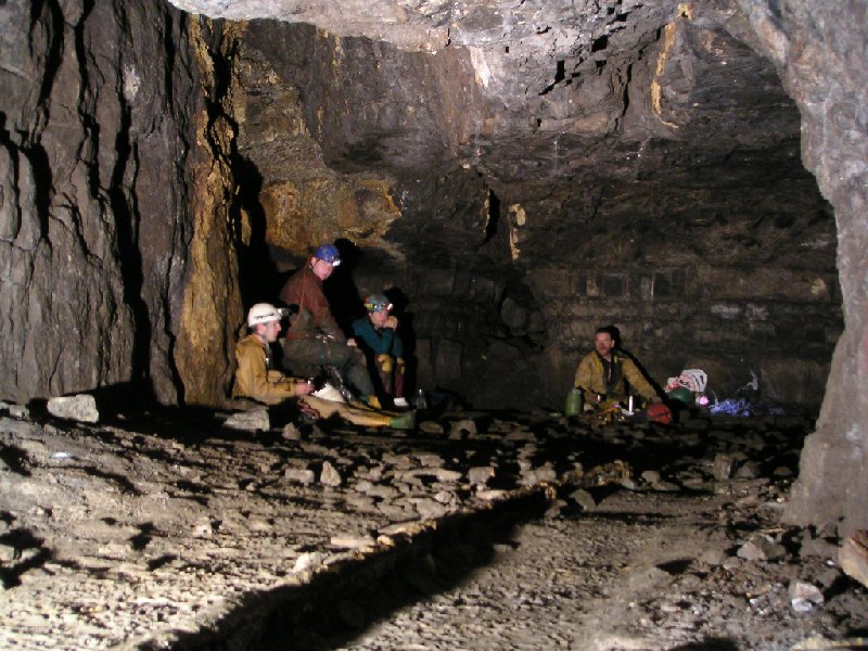 sc_cross_1stsunveinjunction_lunch.jpg - After having done the surface shaft, we came down Smallcleugh and decided it was high time for lunch. The freezing weather had made us all rather cold. This is the junction of First Sun Vein with Cross Vein.