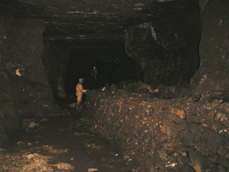 sc_sublevelabovecarrsandlongcleughvein3.jpg - This the flat that we found in the sub level above Smallcleugh, our halogen lamps for the photgraphy where fading, so illumination is poor. The flat was far bigger than the Ballroom!