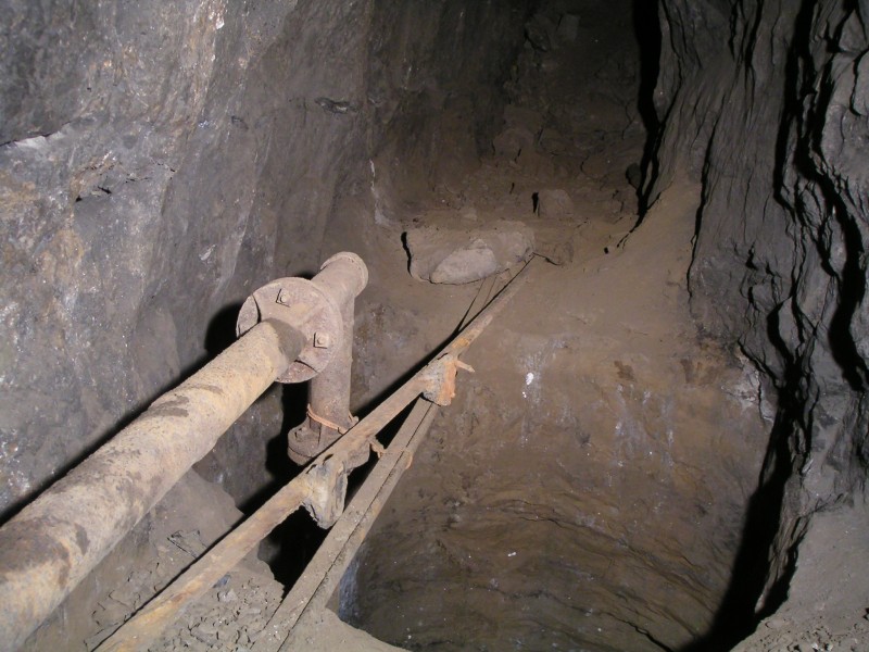 sc_hydraulic_shaft2.jpg - This back to basics is great, with no big rush you can take snaps of the things that you never have time for, in this case the Hydraulic Shaft at the end of Elliots String. The shaft itself intersects a flat below the string and reaches the bottom of the Hanginshaw Branch Level of Rampgill mine.