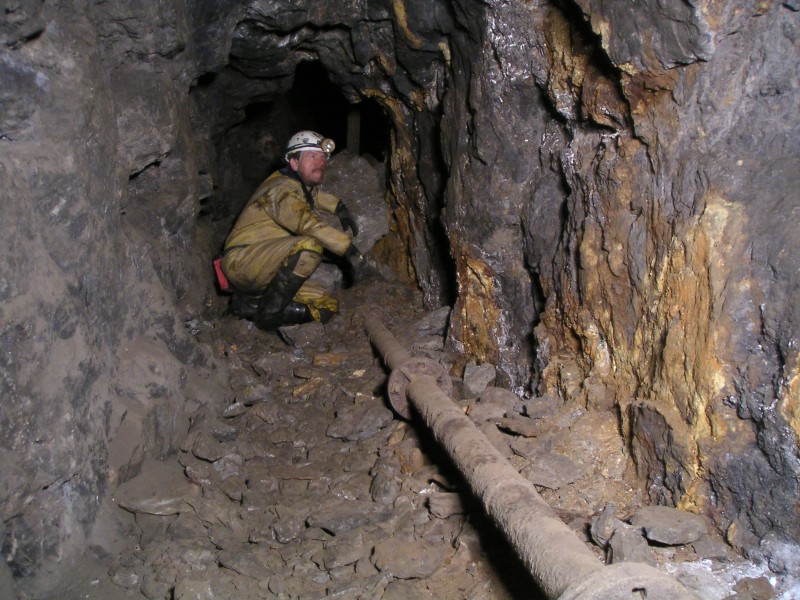 sc_hydraulic_shaft3.jpg - Looking up Elliott's String, you can see the pipe that links into the shaft.