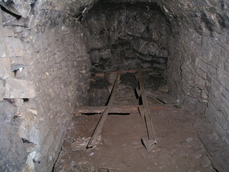 sc_letterbox_sublevel2.jpg - A shaft in the sublevel of the Letterbox, we did not go down this as we had no SRT gear with us, but we believe it leads to the sublevel which parallels the Smallcleugh Cross Vein.