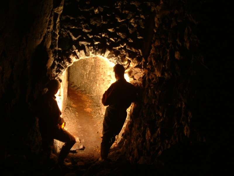 sc_letterbox_sublevel5.jpg - The passage from the Echo Chamber is part of a little sublevel under the Letterbox Flats, this is looking into one of the passages from the most northern flat.