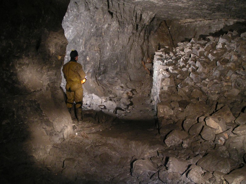 sc_letterbox_upto_gullyxc.jpg - Further into the flat, if you look carefully at the top middle part of the photograph you can see a rail line going up into the ceiling, this links into the Gullyback Crosscut passage.