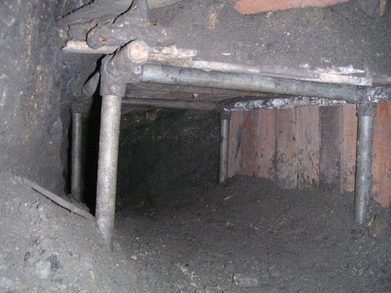 sc_longcleugh_crossvein_collapse1.jpg - The collapse supports at the junction of the cross vein and Longcleugh Vein. The dig has opened the Longcleugh Vein and the passage that leads to other flats.