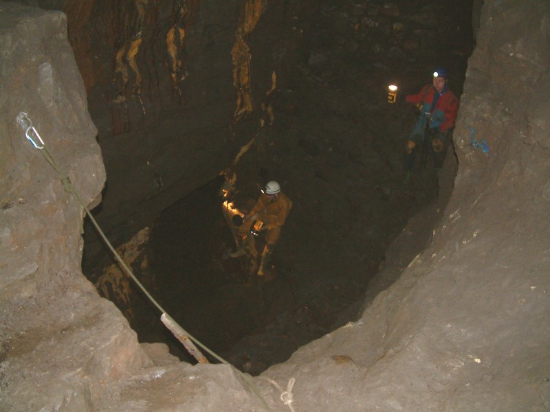 sc_oldfan_drop3.jpg - Looking down into the drop in Old Fan Flats. The drop leads to a sublevel which needs more exploration, as a bit of digging could open up some more passage way.