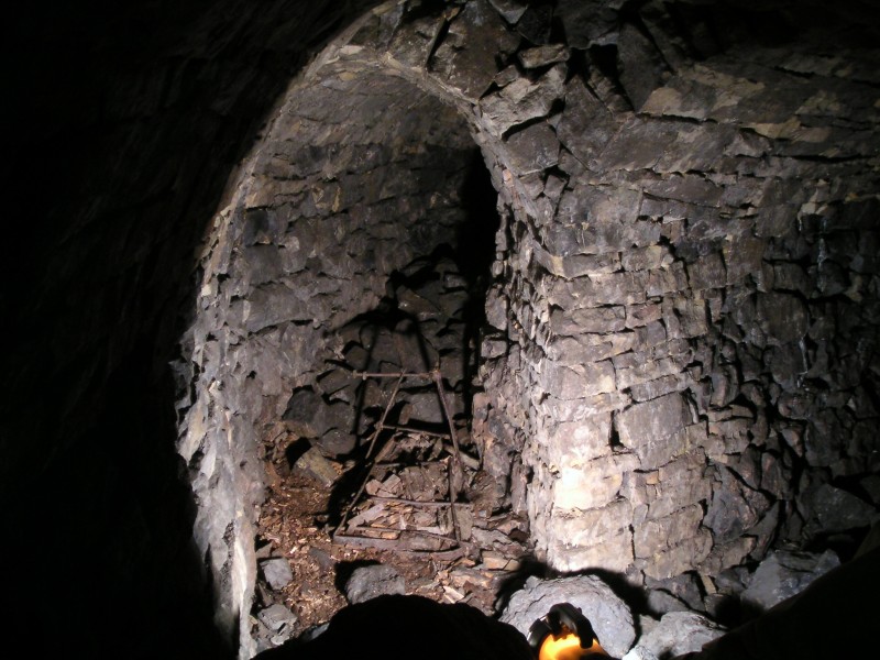 sc_oldfan_sublevel_frame.jpg - At one of the junctions we found this metal frame. We are not sure what it was, it has the shape of an ore truck, but is rather small, it seems to have been clad in wood judging by the rotten pile underneath it.