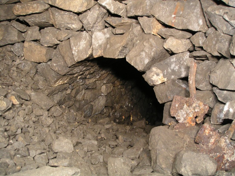 sc_oldfan_sublevel_spade1.jpg - From the drop, if you take one of the passages it leads into a small flat, and then this links in with the sublevel. This is the entrance along side some shovel bottoms.