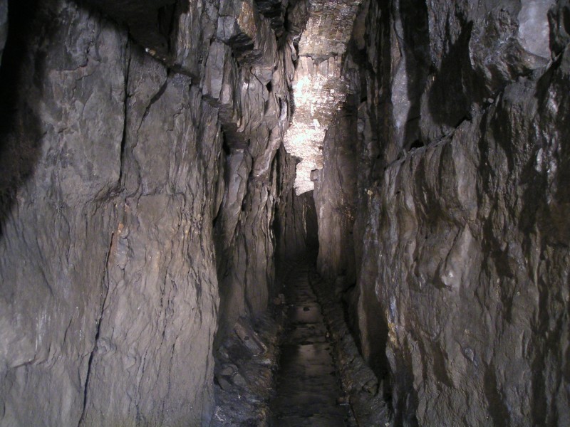 sc_passage_to_longcleugh_past_br.jpg - The passage past the Ballroom leading to Longcleugh Vein. The passage itself is the continuation of Smallcleugh Cross Vein.