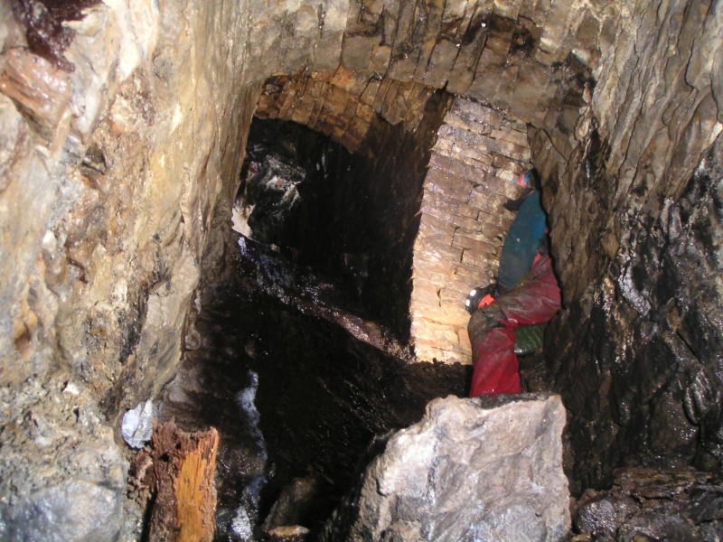 sc_2SVeast_rise.jpg - The only open rise on the 2nd Sun Vein. It is blocked and does not lead to anything. A level can be seen where Charlie is lighting the rise.