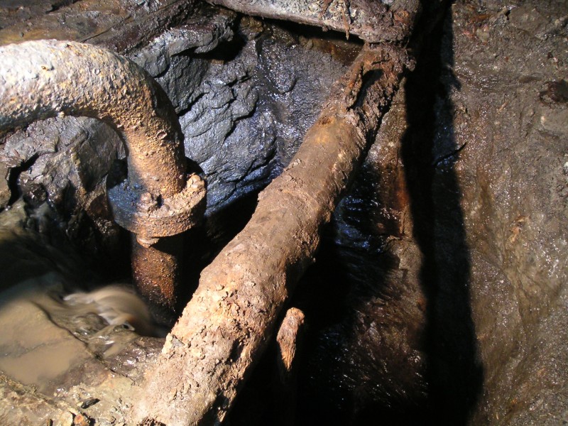 sc_2SVeast_sump2rg_3.jpg - A closer look at the shaft, descending it would be wet.