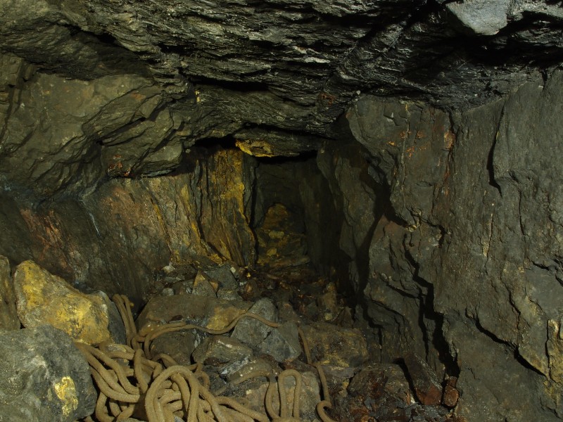 P5243010.JPG - Looking south in the first sublevel and the fall. Discarded rope from previous exploreres.