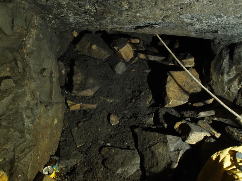 P5243011.JPG - Bottom of Bell's Sump and the lip under to the sublevel.