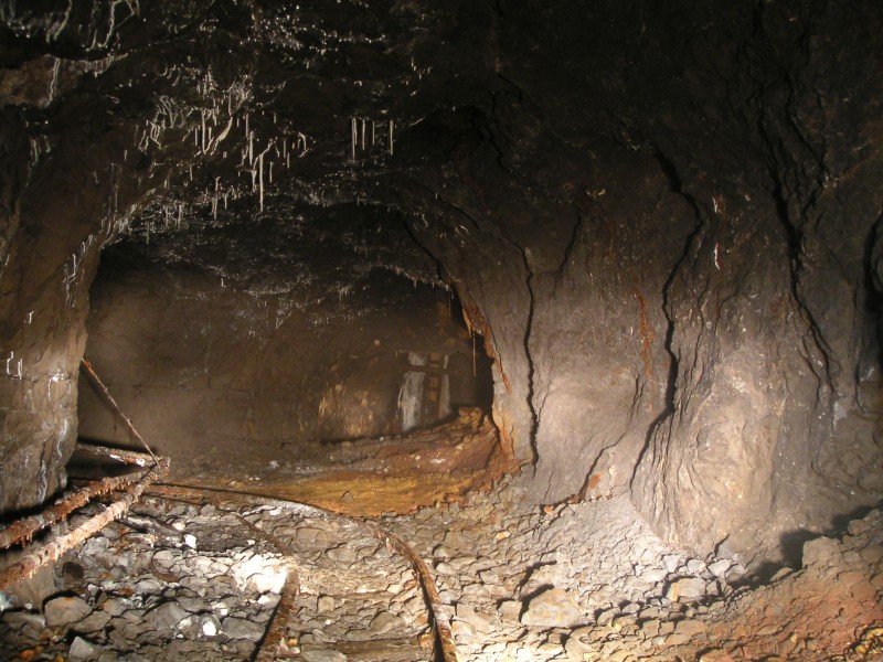 sc_sublevel2_junction2.jpg - The junction that we came to, just round the corner are the explosives boxes that we discovered. Note the air pipes on the left wall.