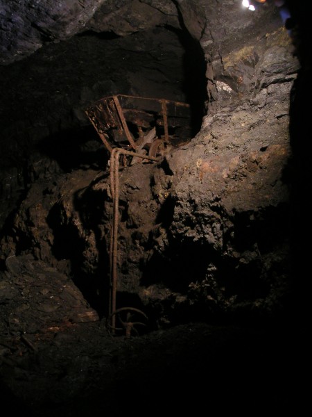 sc_sublevel2_oretruck2b.jpg - An interesting view, a skeletal ore truck, air pipes and barrow wheel.