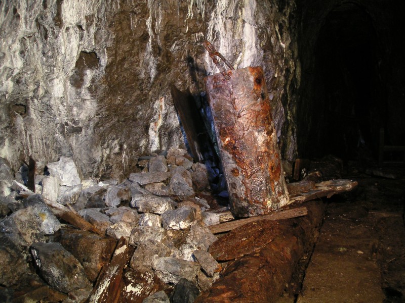 sc_sublevel2_smallkibble.jpg - Further into the stope we came across this small metal kibble. The lid can be seen in front of it. Above on large beams a hand operated winch was still attached.