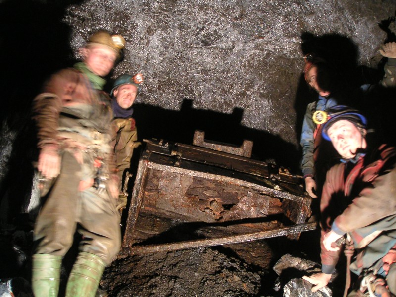 sc_sublevel2_tippingtruck.jpg - The tipping ore truck and a fuzzy group next to it.
