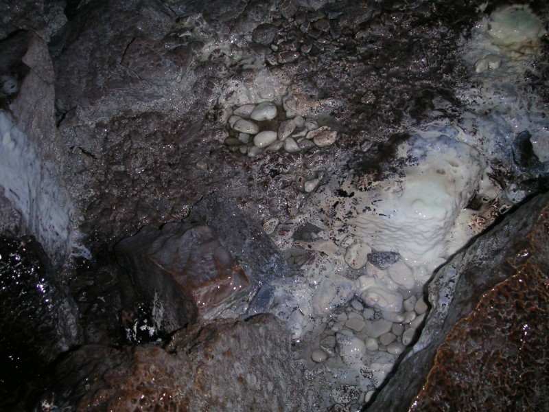 sc_stope_middlecleugh_northvein_minepearls.jpg - The formation of mine pearls, in this small calcified pool.
