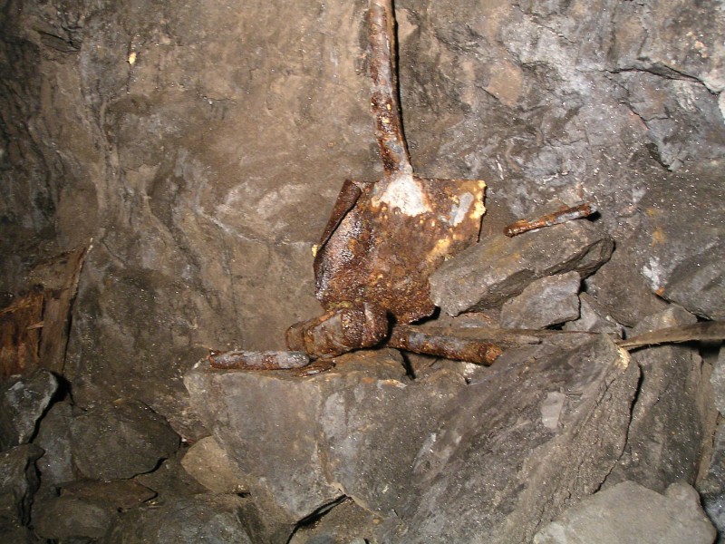 sc_stopes_middlecleugh_northvein_artifacts3.jpg - Above the sump on the cross cut is a rise / incline which takes you into the stope on the Middlecleugh North Vein, an yet more artifacts greet you as you enter - here you can see the remains of a shovel, and the head of a lump hammer.