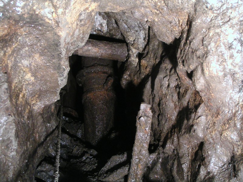 sc_boggcollapse1.jpg - View into the shaft, the sheared pipe can be seen on the left and the rope is attached to a rail trtack that we tried to pull out - with no luck.