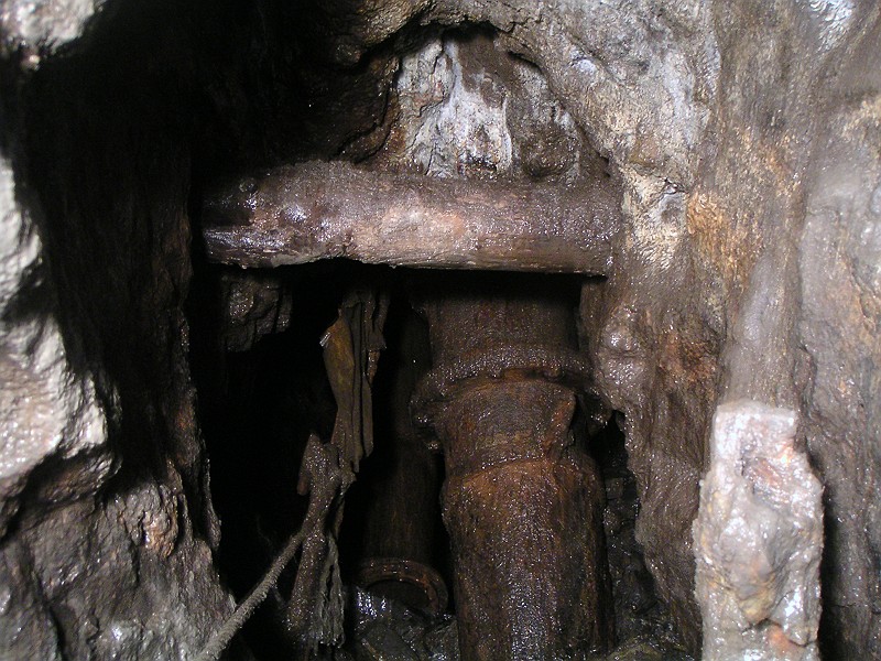 sc_boggcollapse2.jpg - A better view inside the shaft, but blurred due to the tripod sliding on the loose material, the polythene sheeting can be seen here.