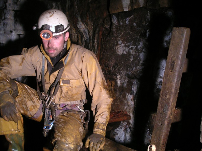 sc_middlecleughvmaninwaytocc4.jpg - Alistair sat on the manway collar.