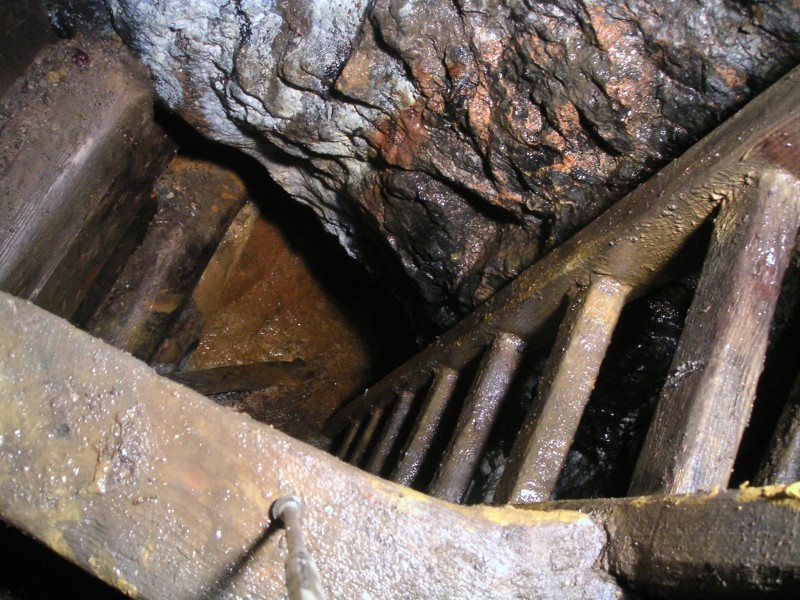 sc_middlecleughvmaninwaytocc5.jpg - The manway and ore chute to Caplecleugh.