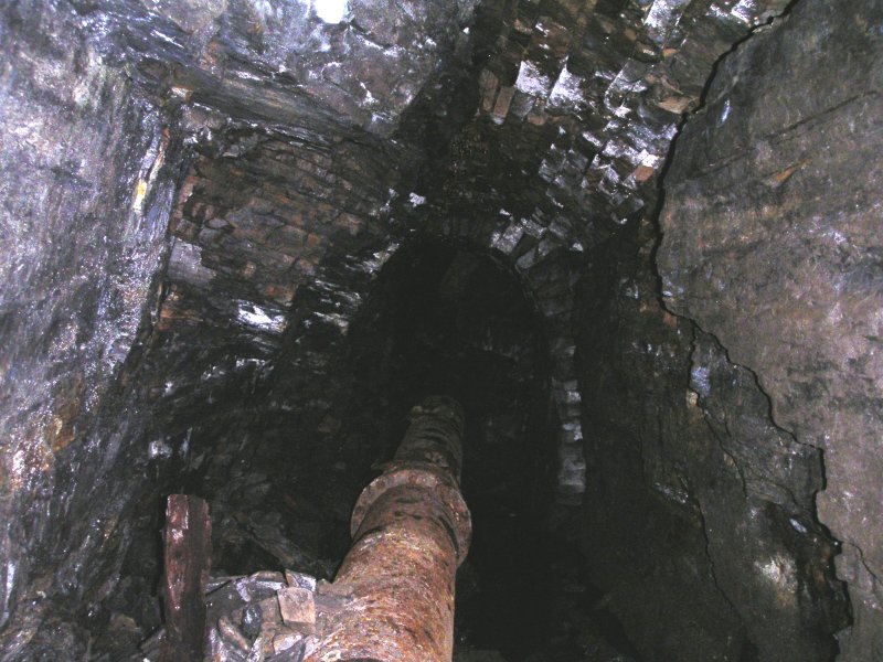 sc_middlecleughlevel_pastboggshaft5.jpg - Further along, you go through some arched passage and then climb up a small rise, which leads to another shaft going up and down as the passage intersects it. the area here is in shale.
