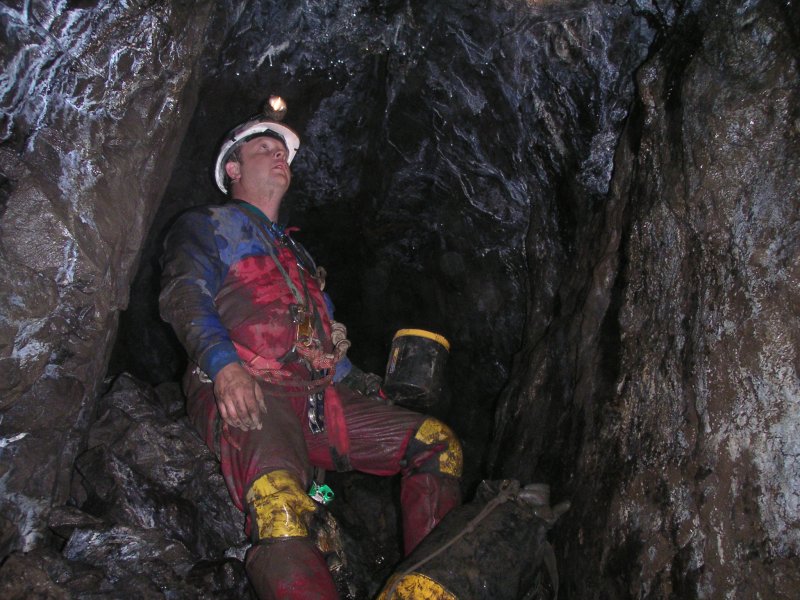 sc_workings_above_browngillvein1.jpg - After the rise, here it has been pointed out to Charlie that the roof above is not solid, but piled waste rock, in less than healthy condition - hence the look.