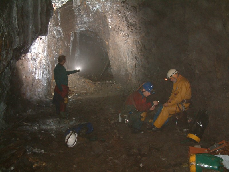 sc_workings_past_boggshaft2.jpg - After lunch, time for photographic experiments.