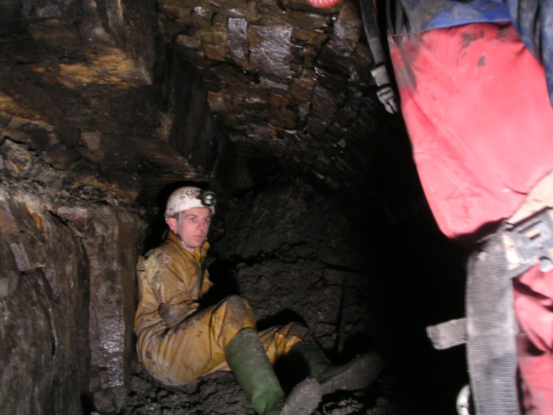 sc_2SVeast_digging.jpg - Digging 25/02/06 - Charlie and Karli at he collapse face.