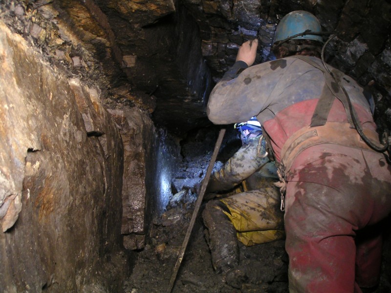sc_2SVeast_digging2.jpg - Digging 22/01/06 - Mark and Charlie at the collapse face scrape away rocks and mud.