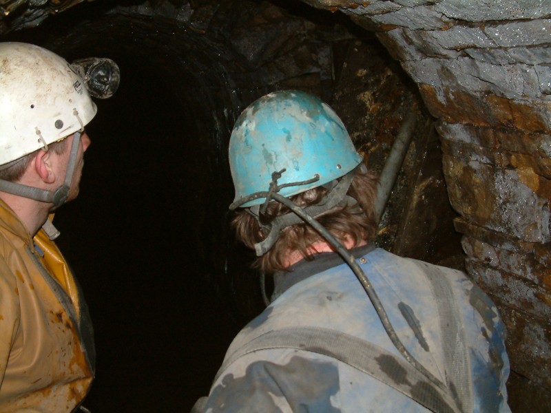 sc_2SVeast_hopper_digging2.jpg - Digging 22/01/06 - Levering out some of the first rocks.