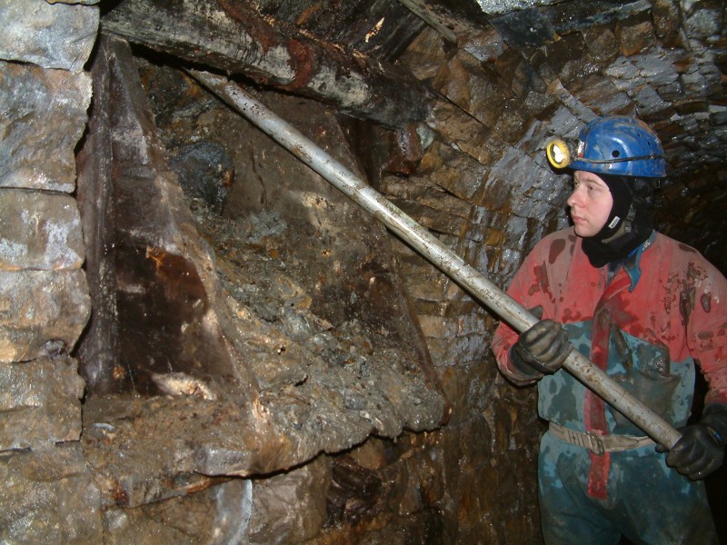 sc_2SVeast_hopper_digging4.jpg - Digging 22/01/06 - Some more levering and soon its all going to come out.